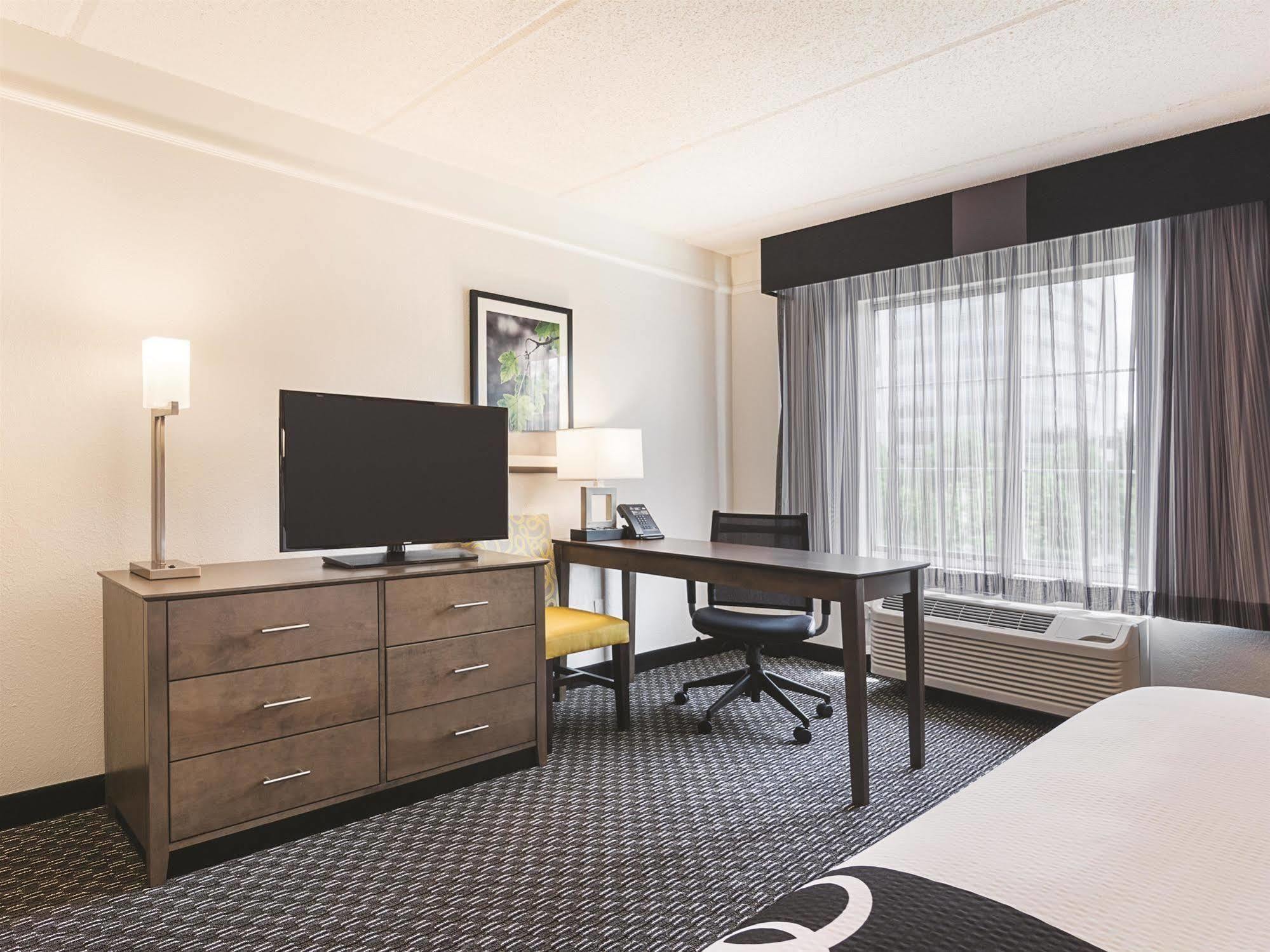 Отель La Quinta By Wyndham Atlanta Perimeter Medical Санди-Спрингс Экстерьер фото