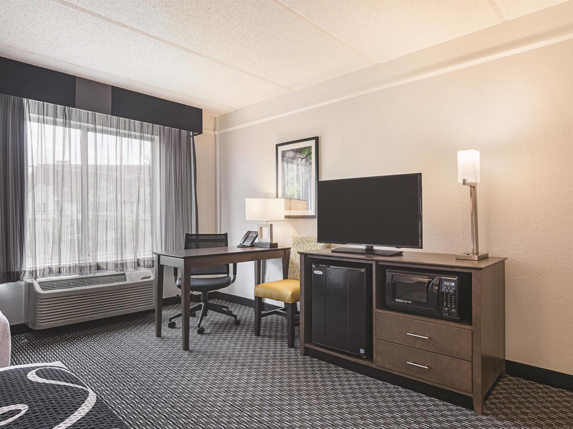 Отель La Quinta By Wyndham Atlanta Perimeter Medical Санди-Спрингс Экстерьер фото
